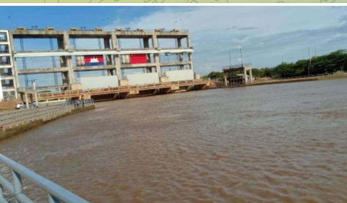 ជំនន់ទឹកស្ទឹងសង្កែ ខេត្តបាត់ដំបង នៅព្រឹកថ្ងៃទី៣១ខែកក្កដានេះ ទឹកស្ទឹងសង្កែកំពុងតែជន់ហក់ឡើង រហូតដល់កម្ពស់ ជាង១២ម៉ែត្រ