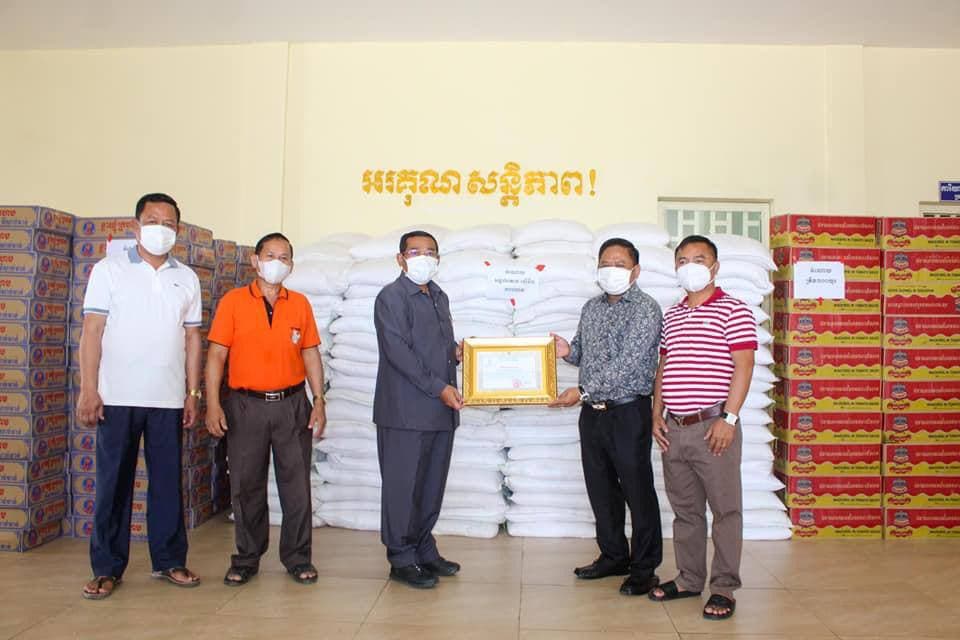 អភិបាលខេត្តអញ្ជើញទទួលគ្រឿងឧបភោគបរិភោគ និងសម្ភារៈមួយចំនួនពីសប្បុរសជន ដើម្បីចូលរួមសកម្មភាពទប់ស្កាត់ និងបង្ការការឆ្លងរីករាលនៃជំងឺកូវីដ-១៩ នៅមូលដ្ឋានខេត្តតាកែវ