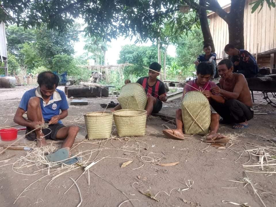 ក្រុមឬស្សីសហគមន៍ជីក្លប់ កំពុងកែច្នៃផលិតផលដើមឬស្សី