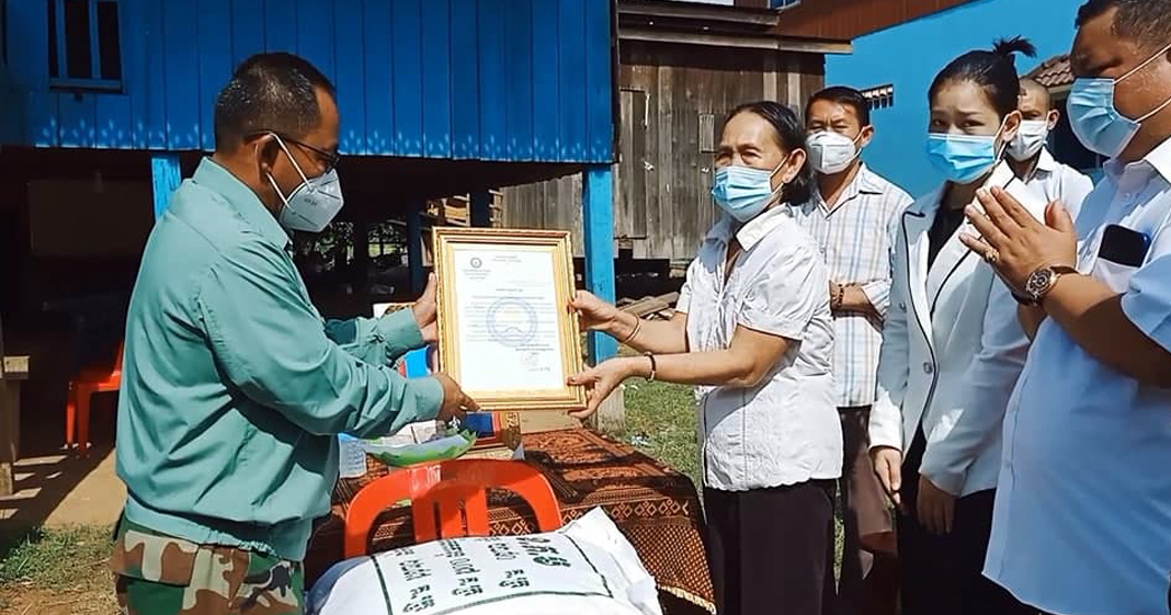 ប្រធានសមាគមអតីតយុទ្ធជនកម្ពុជា ខេត្តព្រះវិហារ នាំយកថវិកាបេឡាមរណៈសង្រ្គោះជាង ៤លានរៀល ផ្តល់ជូនគ្រួសារសពអតីតយុទ្ធជន