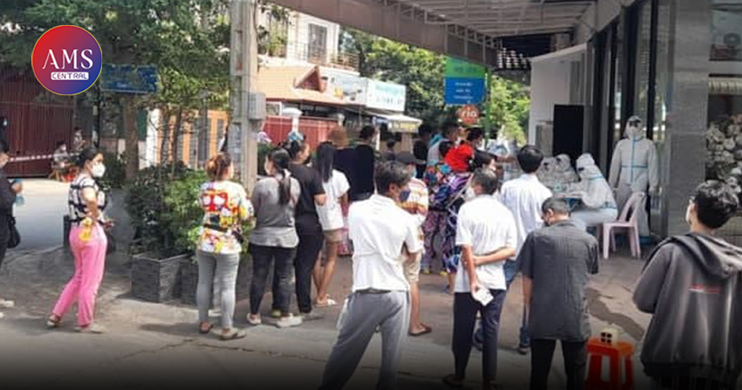 អាជ្ញាធរខណ្ឌទួលគោកបឹទខ្ទប់ផ្សារ ៧មករា ដើម្បីយកសំណាកអាជីវករលក់ដូរជុំវិញផ្សារ បន្ទាប់ក្រុមគ្រូពេទ្យរកឃើញមេរោគកូវីដ-១៩ បំប្លែងថ្មី (អាល់ហ្វា)