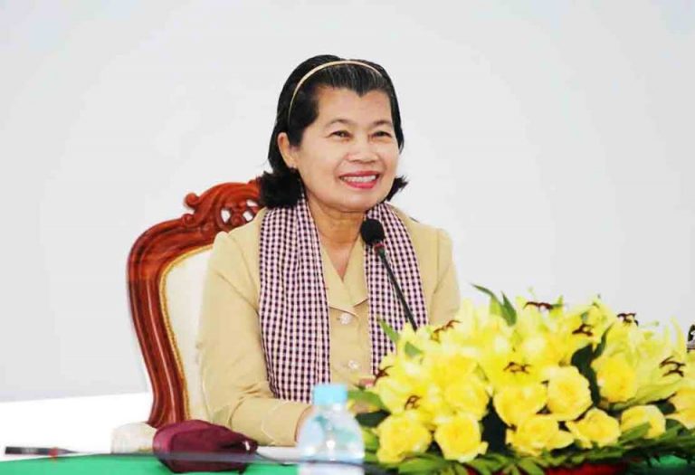 លោកជំទាវ ឧបនាយករដ្ឋមន្ត្រី ម៉ែន សំអន ចូលរួមជាមួយ​សម្តេច​តេជោ និងសម្តេចកិត្តិព្រឹទ្ធបណ្ឌិត ជួយទិញផ្លែមៀនពី​ប្រជាកសិករ​ចំនួន​១០តោន(មានវីដេអូ)