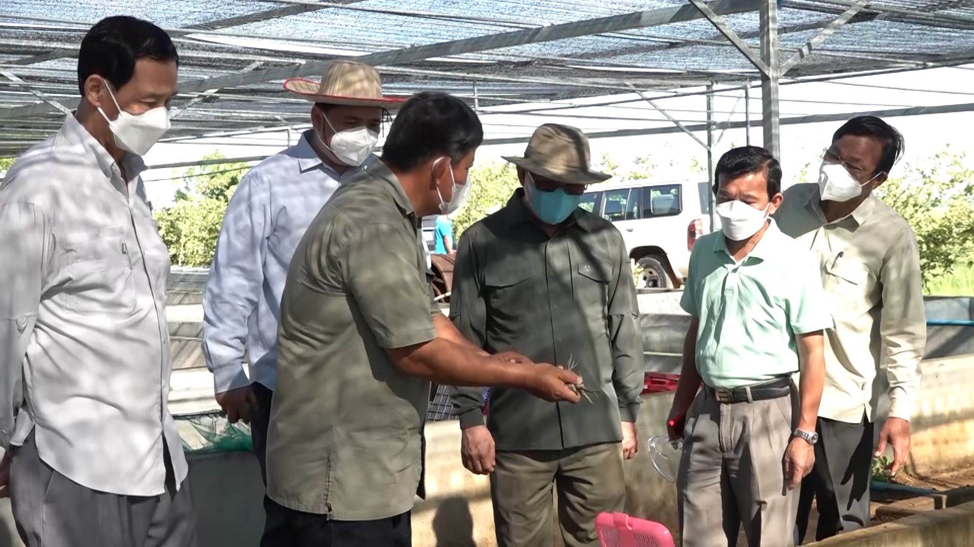 ស្របតាមអនុសាស្ត្រ របស់សម្តេចតេជោ ហ៊ុន សែន ស្បៀងគោល​មានដូចជា ៖ ដំណាំស្រូវ បន្លែ វារីវប្បកម្ម និងការចិញ្ចឹមសត្វ ក្រសួង​កសិកម្ម បានចាត់ទុក​ជាអាទិភាពចំបង ដែលត្រូវតែខិត​ខំ​ប្រឹង​ប្រែង យកអស់ស្មារតីទទួលខុសត្រូវ ដើម្បីចូលរួមទ្រទ្រង់​សេដ្ឋ​កិច្ចគ្រួសារ និងធានាសន្តិសុខស្បៀង ប្រកបដោយ​និរន្តរភាព (មានវីដេអូ)