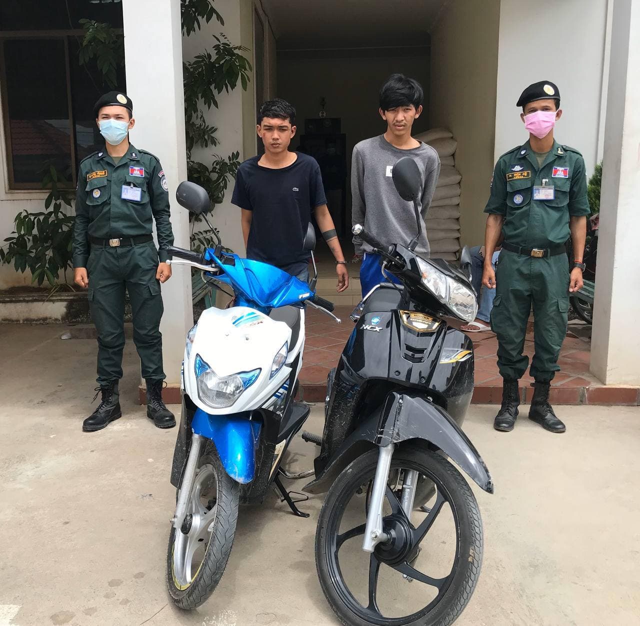នគរបាលប៉ុស្តិ៍គោកឃ្លាង ឃាត់ខ្លួនជនសង្ស័យ ០២នាក់ ពាក់ព័ន្ធ ករណីលួចមានស្ថានទម្ងន់ទោស(ឆក់កាបូប)
