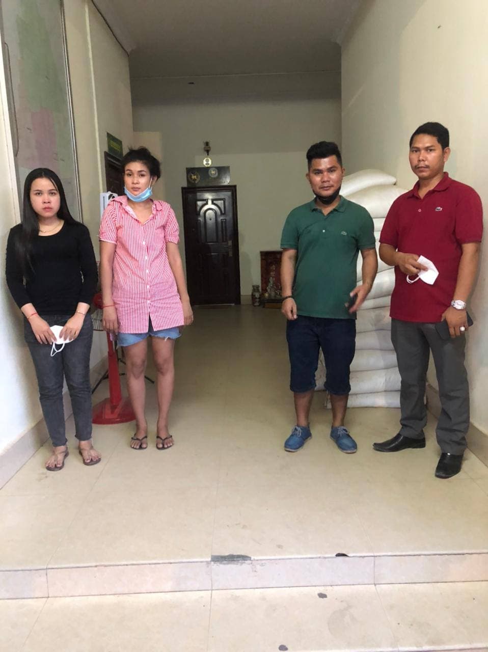 នគរបាលប៉ុស្តិ៍រដ្ឋបាលគោកឃ្លាង ឃាត់ខ្លួនជនសង្ស័យ ០៤នាក់បន្តទៀត  ករណីរារាំងការអនុវត្តវិធានការសុខាភិបាល (ប្រមូលផ្តុំគ្នាផឹកស៊ី)