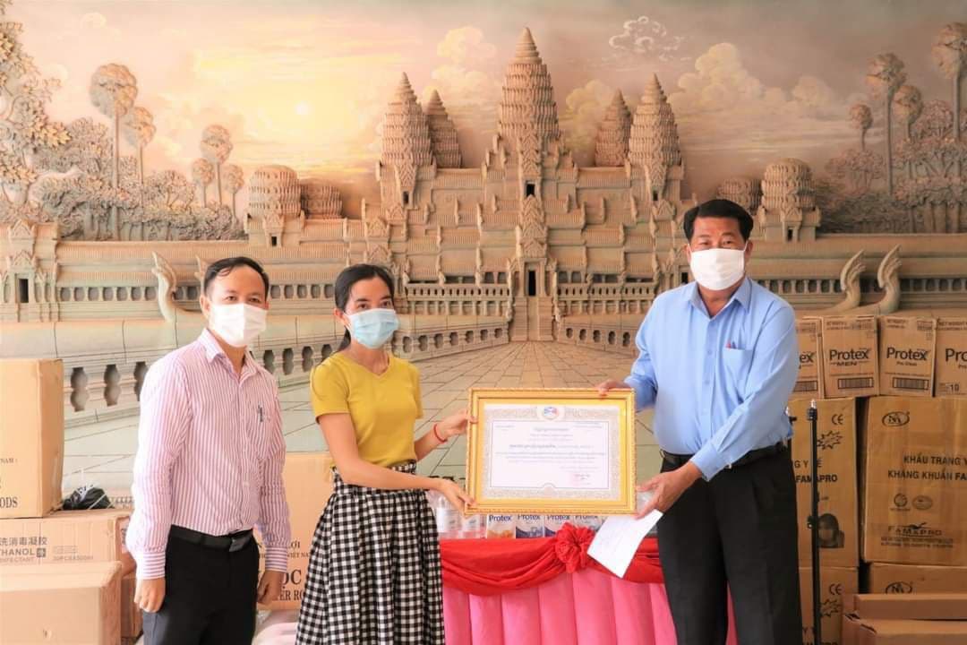 កំពត៖ អង្គការជីអាយហ្សិតផ្តល់សម្ភារៈវេជ្ជសាស្រ្តជាច្រើនដល់រដ្ឋបាលខេត្តកំពតដើម្បីទប់ស្កាត់កូវីដ-១៩