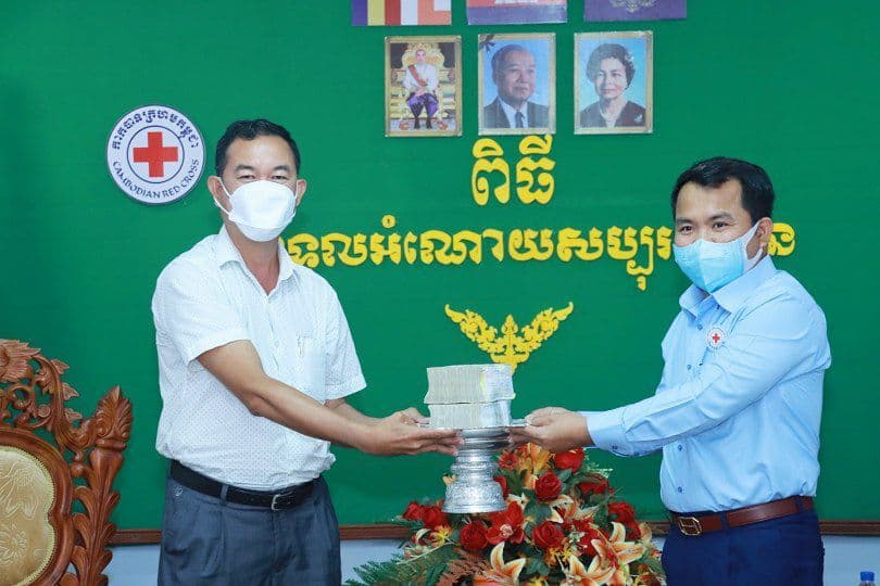 លោក ស៊ិន សុវណ្ណ ប្រធានមន្ទីរសម្រាកព្យាបាលខេមមុនី ហសភីថល ឯ.ក នាំយកថវិកា ២០លានរៀល ប្រគល់ជូនសាខាកាកបាទក្រហមកម្ពុជាខេត្តកណ្ដាល