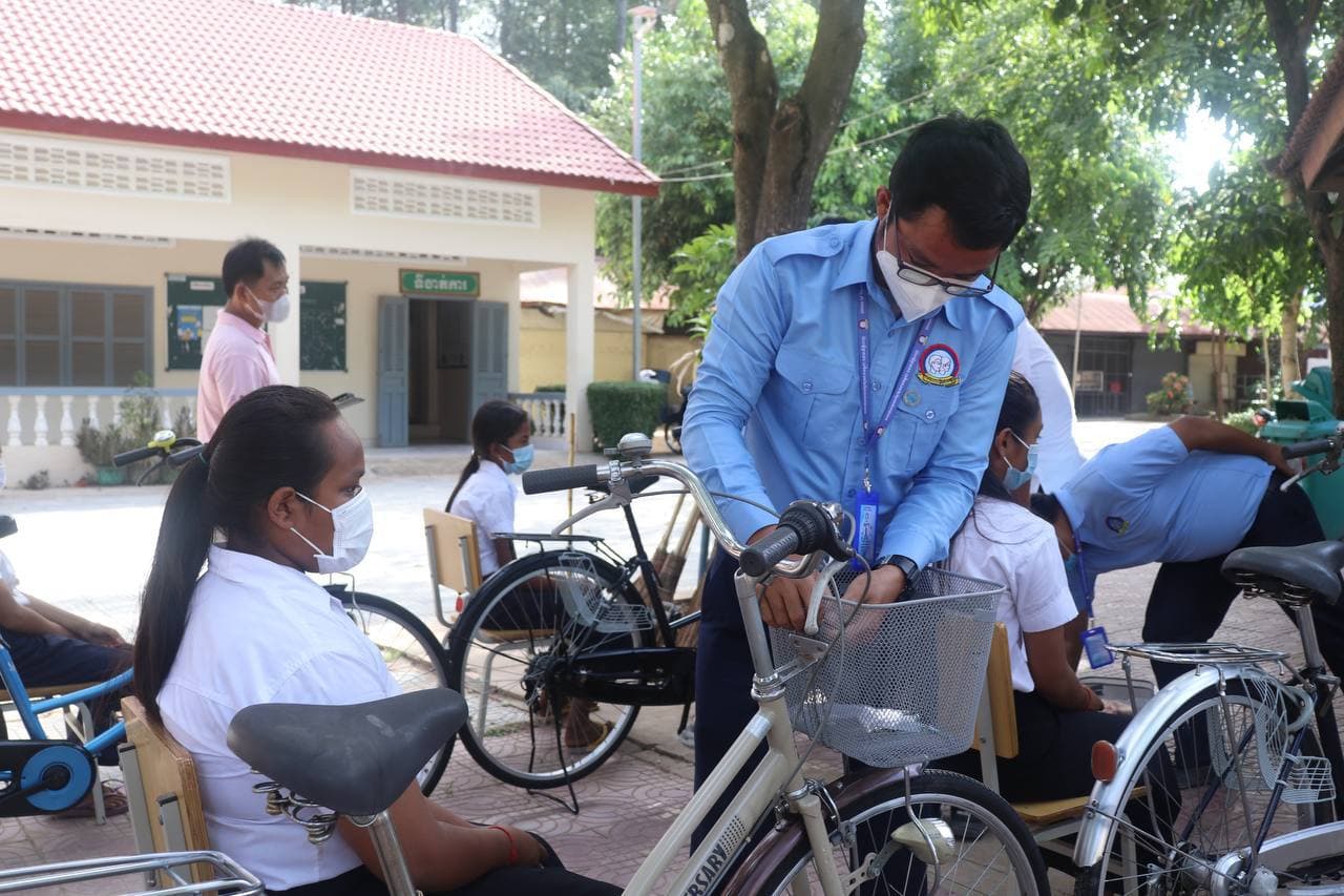 ស.ស.យ.ក បានប្រគល់កង់ជាច្រើនគ្រឿង ជូនសិស្សានុសិស្សមានជីវភាពខ្វះខ្វាតនៅវិទ្យាល័យហ៊ុន សែន កោះដាច់