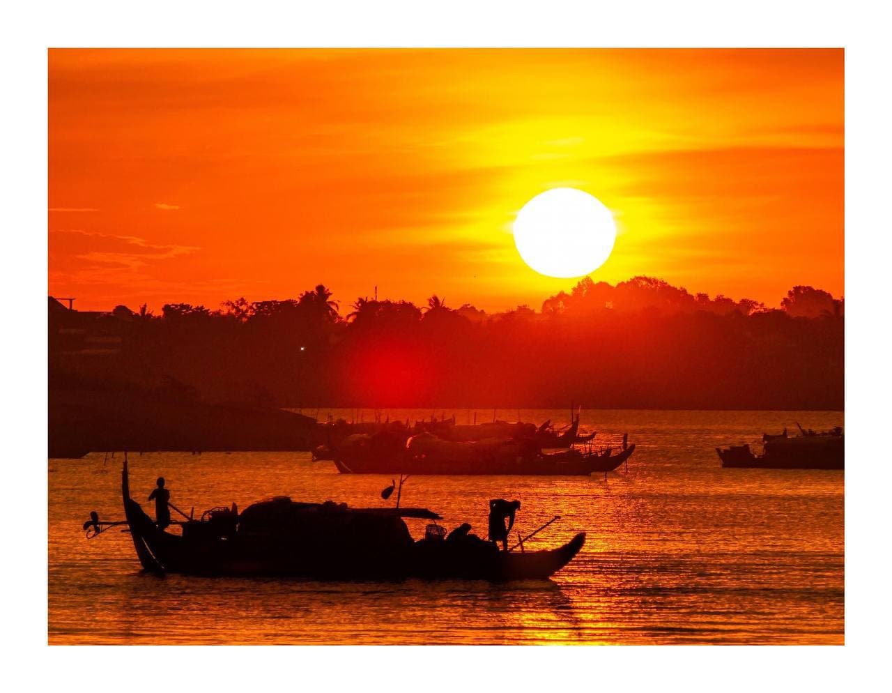 ព្រះអាទិត្យអស្ដង្គតលើដងទន្លេមេគង្គ