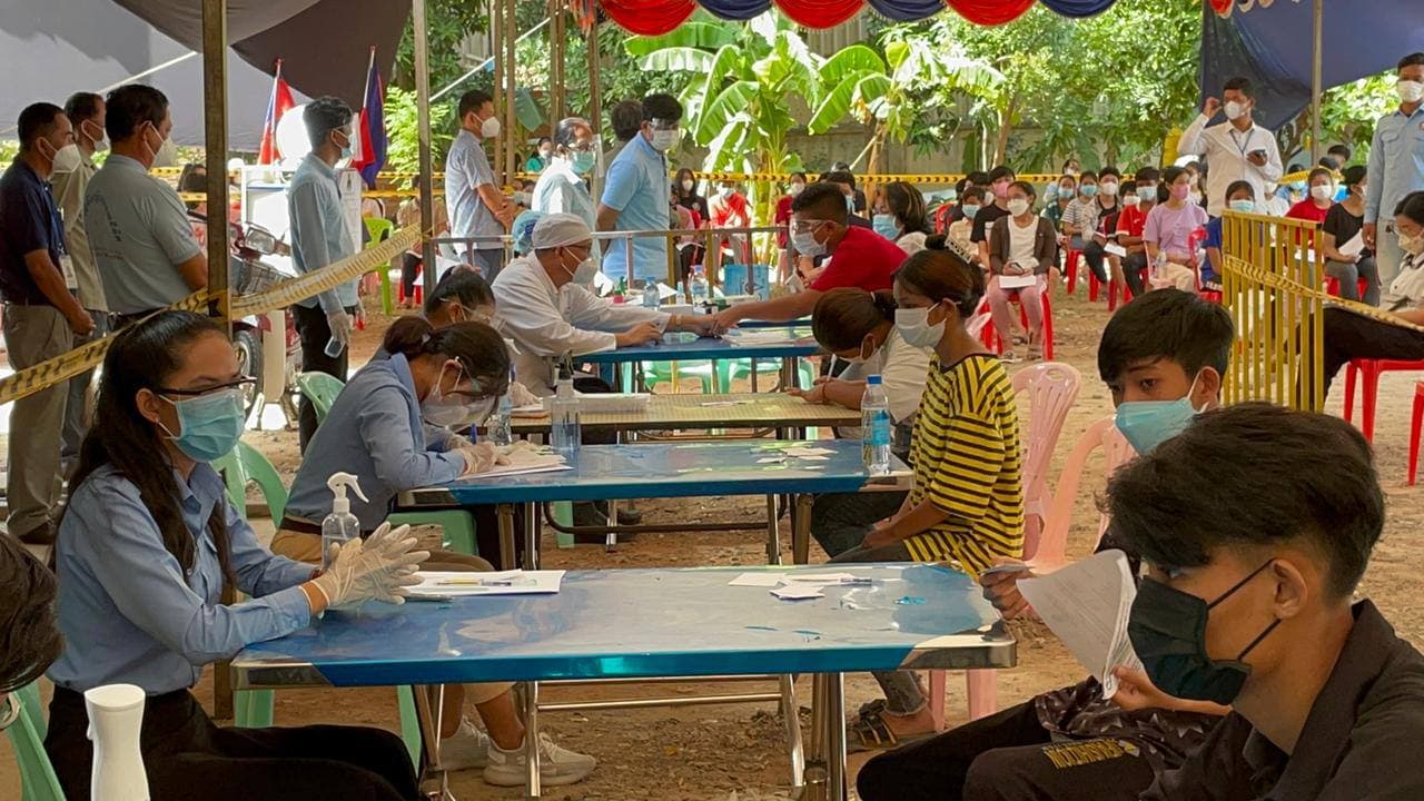 អភិបាលខណ្ឌច្បារអំពៅ លោកចេង មុនីរ៉ា  ចុះពិនិត្យទីតាំងចាក់វ៉ាក់សាំងជូនកុមារនិងយុវវ័យ