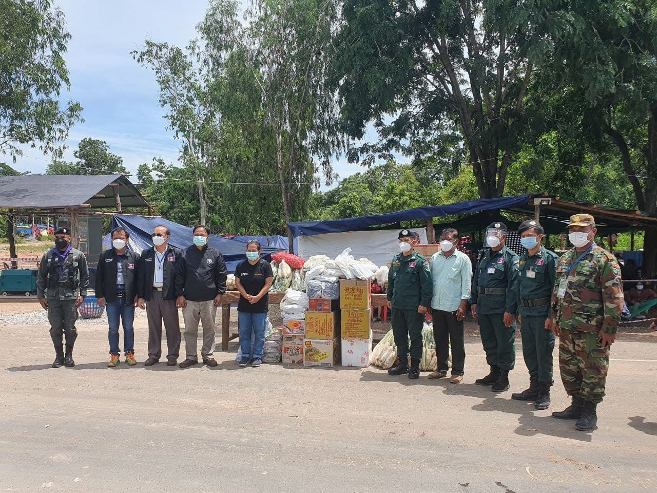 ក្រុមការងាររបស់ស្ថានអគ្គកុងស៊ុល កម្ពុជាប្រចាំខេត្តសាកែវ បានសហការជាមួយមូលនិធិបណ្តាញលើក កម្ពស់គុណភាពជីវិតពលករ និងអាជ្ញាធរពាក់ព័ន្ឋថៃ-កម្ពុជា ចុះជួបសួរសុខ ទុក្ខនិងនាំយកនូវសម្ភារ:ប្រើប្រាស់មួយផ្តល់ជូនដល់បងប្អូនពលករខ្មែរ ចំនួន២៤៧នាក់