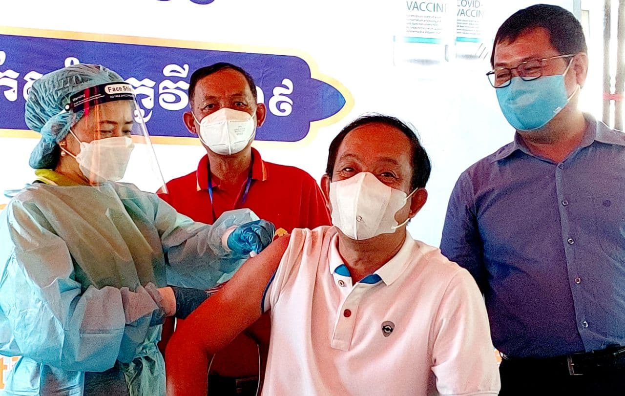 ឯកឧត្តម ងួន រតនៈ អភិបាលខេត្តបាត់ដំបង ថ្លែងអំណរគុណចំពោះរាជរដ្ឋាភិបាល ដែលបានផ្តល់វ៉ាក់សាំងដូសជំរុញ(ដូសទី៣)តាមរយៈក្រសួងសុខាភិបាល ដើម្បីចាក់ជូនមន្រ្តីសាធារណៈជួរមុខសំខាន់ៗ ក្នុងខេត្ត