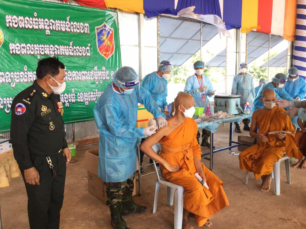 មេបញ្ជាការកងទ័ព ចុះត្រួតពិនិត្យ ការចាក់វ៉ាក់សាំង ដូសទី២ ជូនប្រជាពលរដ្ឋ ស្រុកអង្គរធំ ខេត្តសៀមរាប