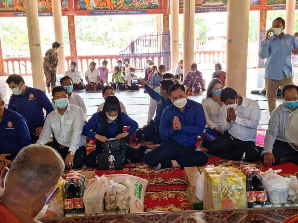 ក្រុមការងារយុវជនផ្សព្វផ្សាយវិធានការការពារ ប្រយុទ្ធទប់ស្កាត់ជំងឺកូវីដ-១៩ដល់ព្រះសង្ឃនិងប្រជាពលរដ្ឋ នៅតាមវត្តអារាម ក្នុងស្រុកឈូក ខេត្តគំពត