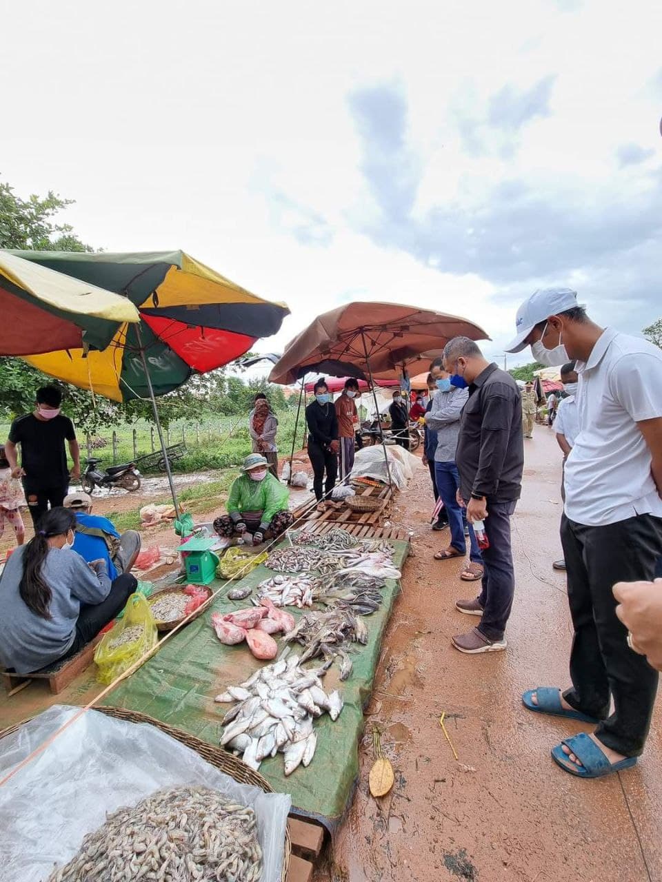 អាជ្ញាធរខេត្តសៀមរាបចុះពិនិត្យពង្រឹងវិធានការសុខាភិបាលក្នុងការលក់ដូររបស់ក្រុមអាជីវករមកពីផ្សារលើធំថ្មី