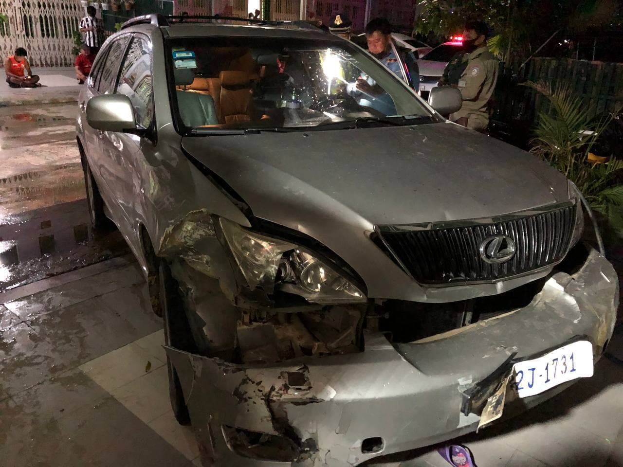 រថយន្ត Lexus RX330 បុករះម៉ូតូនិងកង់បីឥណ្ឌ បណ្ដាលឲ្យរងការខូចខាតដំណំ