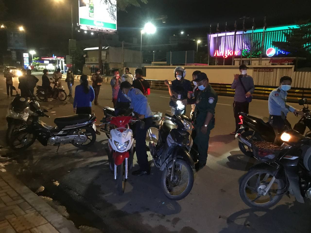គ្រោះថ្នាក់ចរាចរណ៏តិចតួចសោះក៏ស្រាប់តែមាន បុរសម្នាក់ស្លៀកពាក់ស៊ីវិលសៀតកាំភ្លេីងខ្លីនិងអាយឌីមួយដេីមមកឡូឡាដាក់សមត្ថកិច្ចកំពុងដោះស្រាយ បង្កឲ្យមានការភ្ញាក់ផ្អើលដល់សមត្ថកិច្ចខណ្ឌពោធិ៏សែនជ័យទាំងយប់