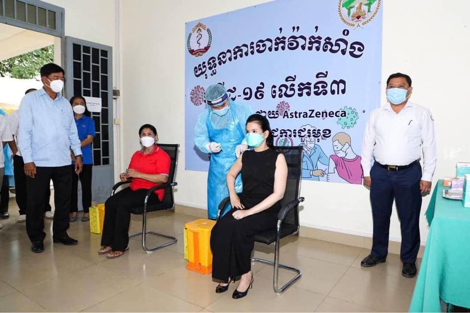 លោកជំទាវ បាន ស្រីមុំ បើកដំណើរការចាក់វ៉ាក់សាំងដូសទី៣ ជូនមន្ត្រីរាជការជួរមុខទូទាំងខេត្ត