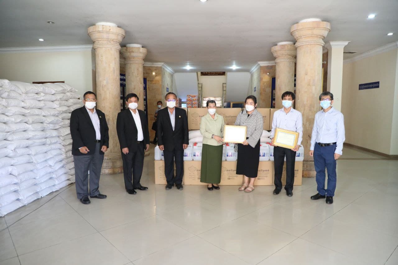 លោកជំទាវកិត្តិសង្គហបណ្ឌិត ក៏បានថ្លែងអំណរគុណដល់ លោកស្រី ចាន់ កន្និកា ដែលបានបរិច្ចាក នូវធនធានដ៏ច្រើននាពេលនេះ ដើម្បីចូលរួមចំណែកក្នុងសម្រាលបន្ទុករាជរដ្ឋាភិបាលក្នុងបរិការណ៍កូវីដ ១៩