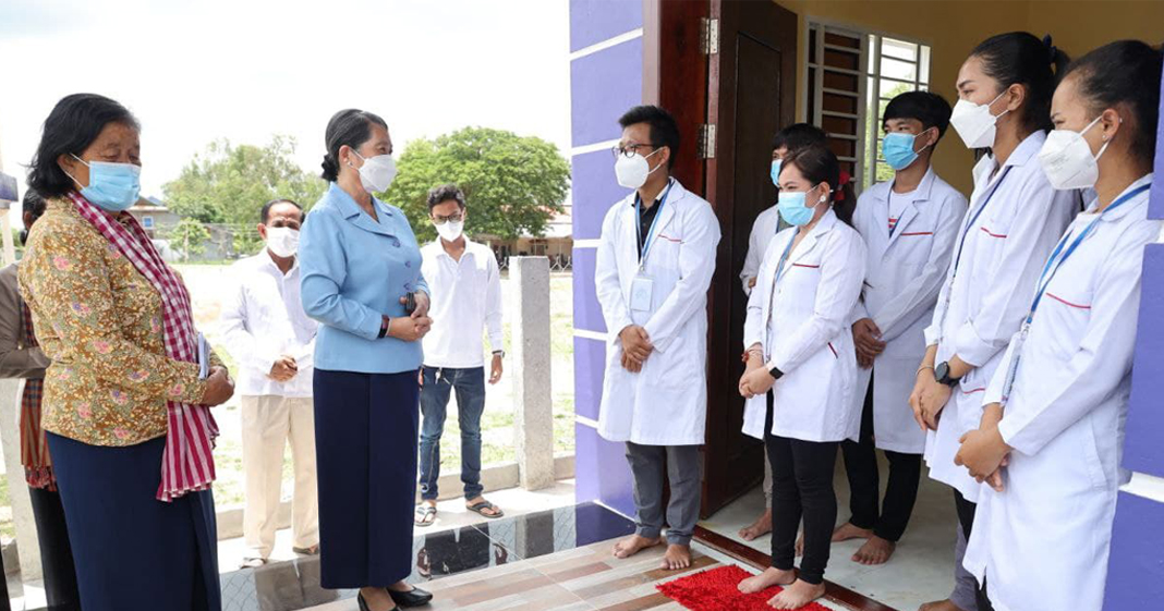 លោកជំទាវកិត្តិសង្គហបណ្ឌិត ម៉ែន សំអន ៖ ថ្លែងអំណរគុណដល់ក្រុមគ្រូពេទ្យស្ម័គ្រចិត្ត ឯកឧត្តម ហ៊ុន ម៉ានី ដែលបានចុះមកចាក់វ៉ាក់សាំងជូនប្រជាពលរដ្ឋខេត្តស្វាយរៀង