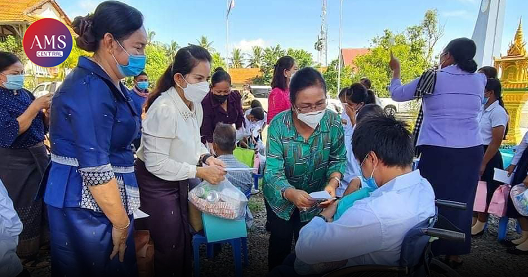 ឯកឧត្តម ស៊ុន សុវណ្ណារិទ្ធិ និងលោកជំទាវ មាន សំអាន អញ្ជើញសាកសួរសុខទុក្ខ និង នាំយកអំណោយចែកដល់កុមារ នៅមណ្ឌលកុមារកំព្រាខេត្តកំពង់ឆ្នាំង