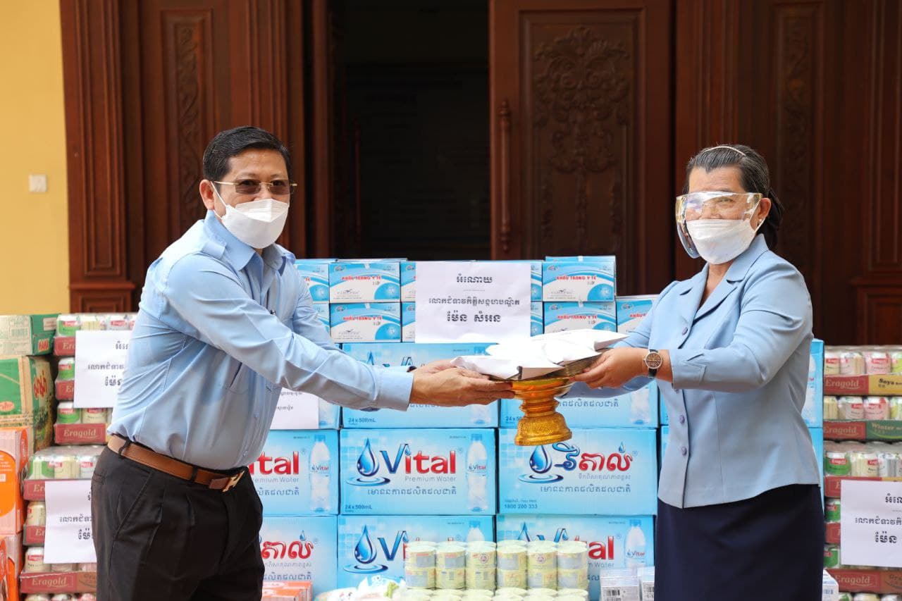 លោកជំទាវកិត្តិសង្គហបណ្ឌិត ម៉ែន សំអន៖ បានឧបត្ថម្ភដល់ ក្រុមគ្រូពេទ្យជួរមុខនៃខេត្តស្វាយរៀង មានវិជ្ជមានកូវីដ-១៩ ចំនួន ៦២នាក់