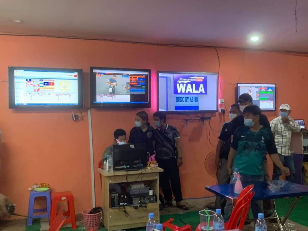 ទីតាំងតារាងបាល់ទះ បង្កប់ល្បែងស៊ីសងខុសច្បាប់មួយកន្លែងក្នុងខណ្ឌដូនពេញ  ត្រូវអាជ្ញាធរឆ្មក់បង្ក្រាប ឃាត់ខ្លួនមនុស្សប្រុសស្រី ៣២នាក់ ដកហូតម៉ូតូ១៤គ្រឿង និងវត្ថុតាងមួយចំនួន