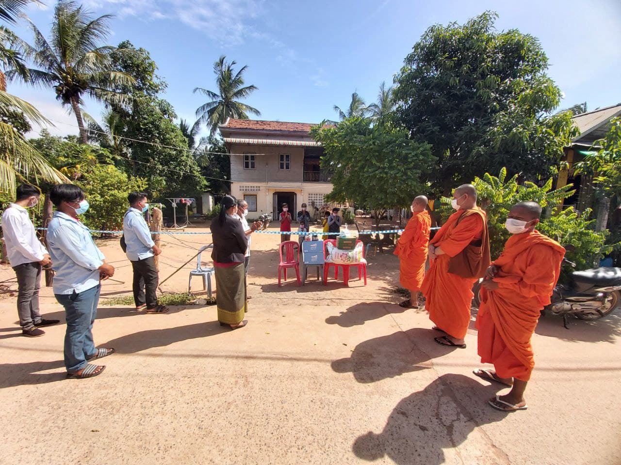 ព្រះសង្ឃវត្តស្វាយរមៀតនាំទេយ្យទានជាគ្រឿងឧបភោគ បរិភោគ ផ្តល់ជូនបងប្អូនចំនួន ៧គ្រួសារដែលឆ្លងជំងឺកូវីដ-១៩ក្នុងសង្កាត់ទឹកវិល