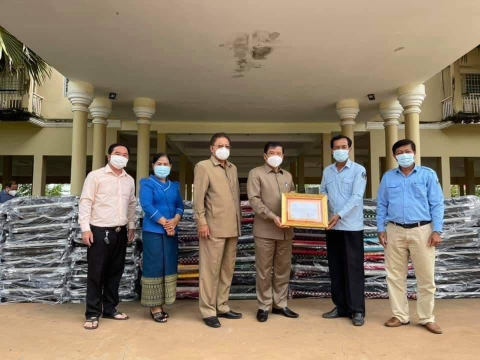 អភិបាលខេត្តព្រះវិហារ ទទួលបានសម្ភារៈទ្រទ្រង់លើវិស័យសុខាភិបាល ស្របពេល មណ្ឌលចត្តាឡីស័ក និងមណ្ឌលព្យាបាលជំងឺកូវីដ-១៩ កំពុងប្រឈមនឹងការខ្វះខាត !