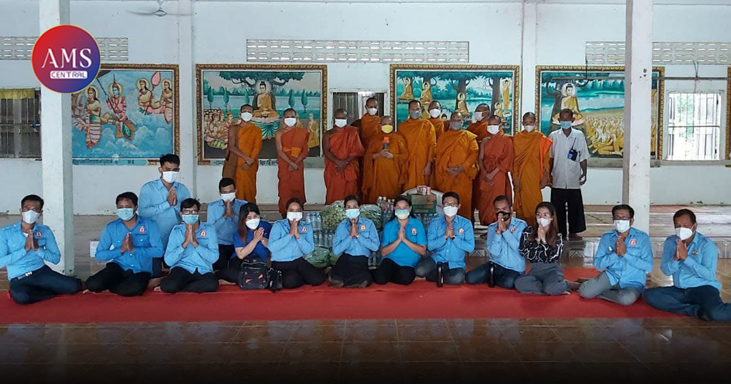 ព្រះគ្រូចៅអធិការវត្តប្រាសាទគោកចក និងក្រុមការងារយុវជនគណៈបក្សខេត្ត នាំយកអំណោយ មួយចំនួន ផ្តល់ជូនមណ្ឌលចត្តាឡីស័ក្តនានា ក្នុងស្រុកស្រីស្នំ ខេត្តសៀមរាប