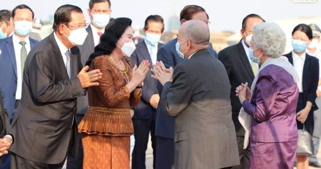 សម្ដេចតេជោ និងសម្តេចកិត្តិព្រឹទ្ធបណ្ឌិត អញ្ជើញថ្វាយព្រះរាជដំណើរព្រះមហាក្សត្រ និង សម្តេចម៉ែយាងទៅទីក្រុងប៉េកាំង ប្រទេសចិន