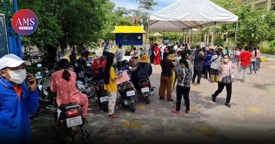 ក្រុមគ្រូពេទ្យចុះយកសំណាកពលរដ្ឋ និងអាជីវករនៅផ្សារបឹងទំពុនម្សិលមិញ រកឃើញអ្នកឆ្លងជំងឺកូវីដ-១៩ ៧នាក់