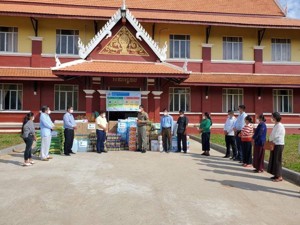 លោកនុត ពុធដារ៉ា នាំយកសម្ភារៈ និងគ្រឿងឧបភោគបរិភោគប្រគល់ជូនដល់រដ្ឋបាលស្រុកខ្សាច់កណ្តាល ដើម្បីជួយគាំទ្រដល់ដំណើរការប្រយុទ្ធប្រឆាំងជម្ងឺកូវីដ-១៩