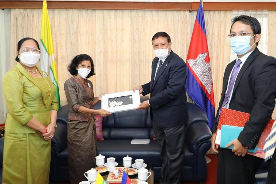 កាកបាទក្រហមកម្ពុជា ប្រគល់លិខិតបញ្ជាក់ពីការផ្តល់ថវិកាចំនួន ១០ម៉ឺនដុល្លារអាមេរិក ជូនកាកបាទក្រហមមីយ៉ាន់ម៉ា តាមរយៈស្ថានទូតមីយ៉ាន់ម៉ាប្រចាំនៅកម្ពុជា ដេីម្បីប្រយុទ្ធនឹងជំងឺកូវីដ-១៩