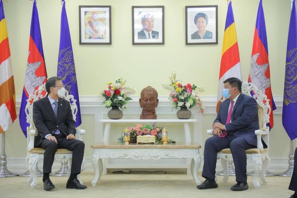 ឯកឧត្តម សាយ សំអាល់ រដ្ឋមន្រ្តីក្រសួងបរិស្ថាន អនុញ្ញាតិអោយ ឯកឧត្តម Park Heung Kyeong ឯកអគ្គរដ្ឋទូតនៃសាធារណរដ្ឋកូរ៉េប្រចាំនៅកម្ពុជា ចូលជួបសម្តែងការគួរសម
