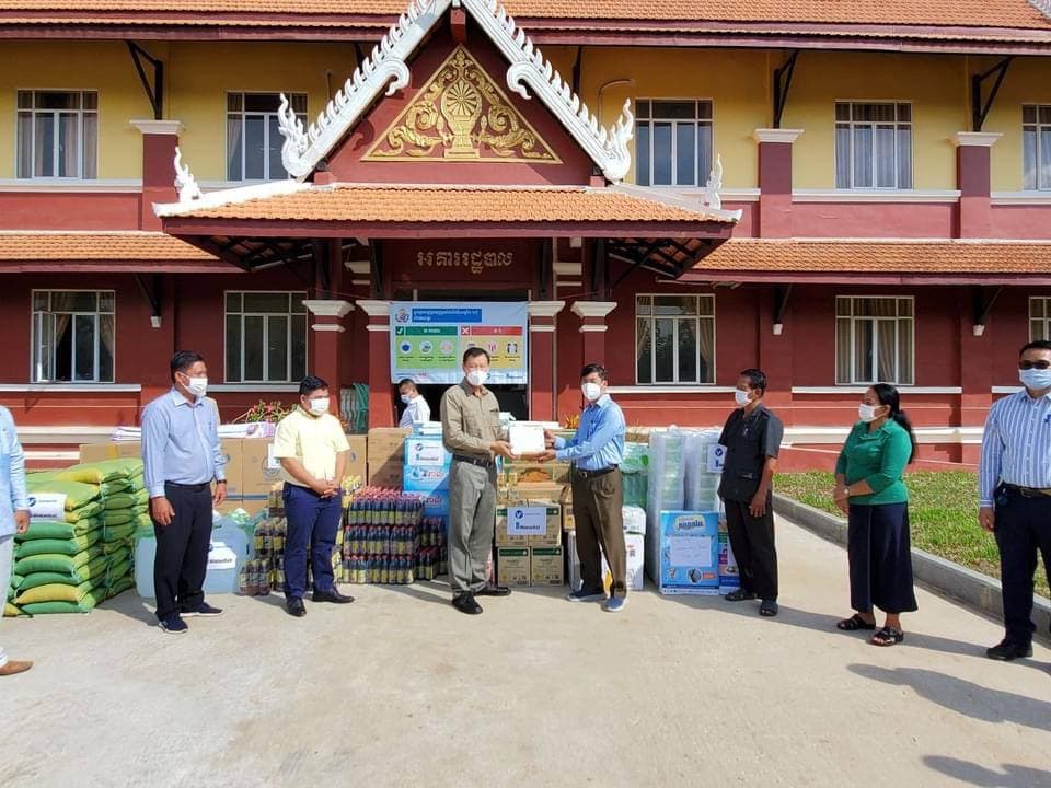 លោកនុត ពុធដារ៉ា នាំយកសម្ភារៈ និងគ្រឿងឧបភោគបរិភោគប្រគល់ជូនដល់រដ្ឋបាលស្រុកខ្សាច់កណ្តាល ដើម្បីជួយគាំទ្រដល់ដំណើរការប្រយុទ្ធប្រឆាំងជម្ងឺកូវីដ-១៩