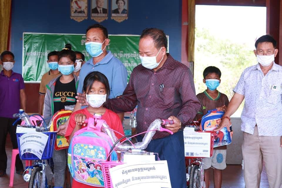 ស្រ្តីមេម៉ាយ ជនពិការ ចាស់ជរាគ្មានទីពឹង ៤០គ្រួសារ ក្នុងស្រុកមង្គលបូរី បានទទួលស្បៀងអាហារជំនួយឧបត្ថម្ភ ពីអង្គការ និងសមាគមសប្បុរស ធម៌