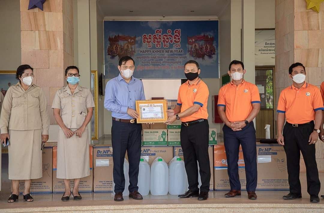 គ្រឹះស្ថាន មីក្រូហិរញ្ញវត្ថុ ហ្វូណន ភីអិលស៊ី បានផ្តល់សម្ភារសម្រាប់ប្រយុទ្ធ ប្រឆាំងនឹងជំងឺកូវីដ-១៩ ដល់រដ្ឋបាលខេត្តសៀមរាប
