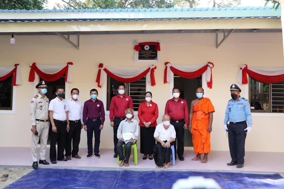 កាកបាទក្រហមកម្ពុជា ប្រគេនកុដិថ្មី ជូនព្រះសង្ឃ ដែលធ្លាប់គង់នៅក្នុងកុដិ-ខ្ទមចាស់ទ្រុឌទ្រោម ស្ថិតនៅក្នុងវត្តចាក់អង្រែ សង្កាត់ចាក់អង្រែលើ