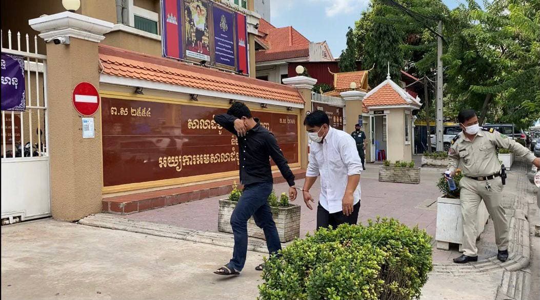 ព្រះរាជាអាជ្ញាអមសាលាដំបូងរាជធានីភ្នំពេញ ដោះលែងបុរស ២នាក់ដែលជាប់ពាក់ព័ន្ធរត់ការ អ្នកជាប់ធ្វើចត្តាឡីស័ក ២នាក់ប្ដីប្រពន្ធ