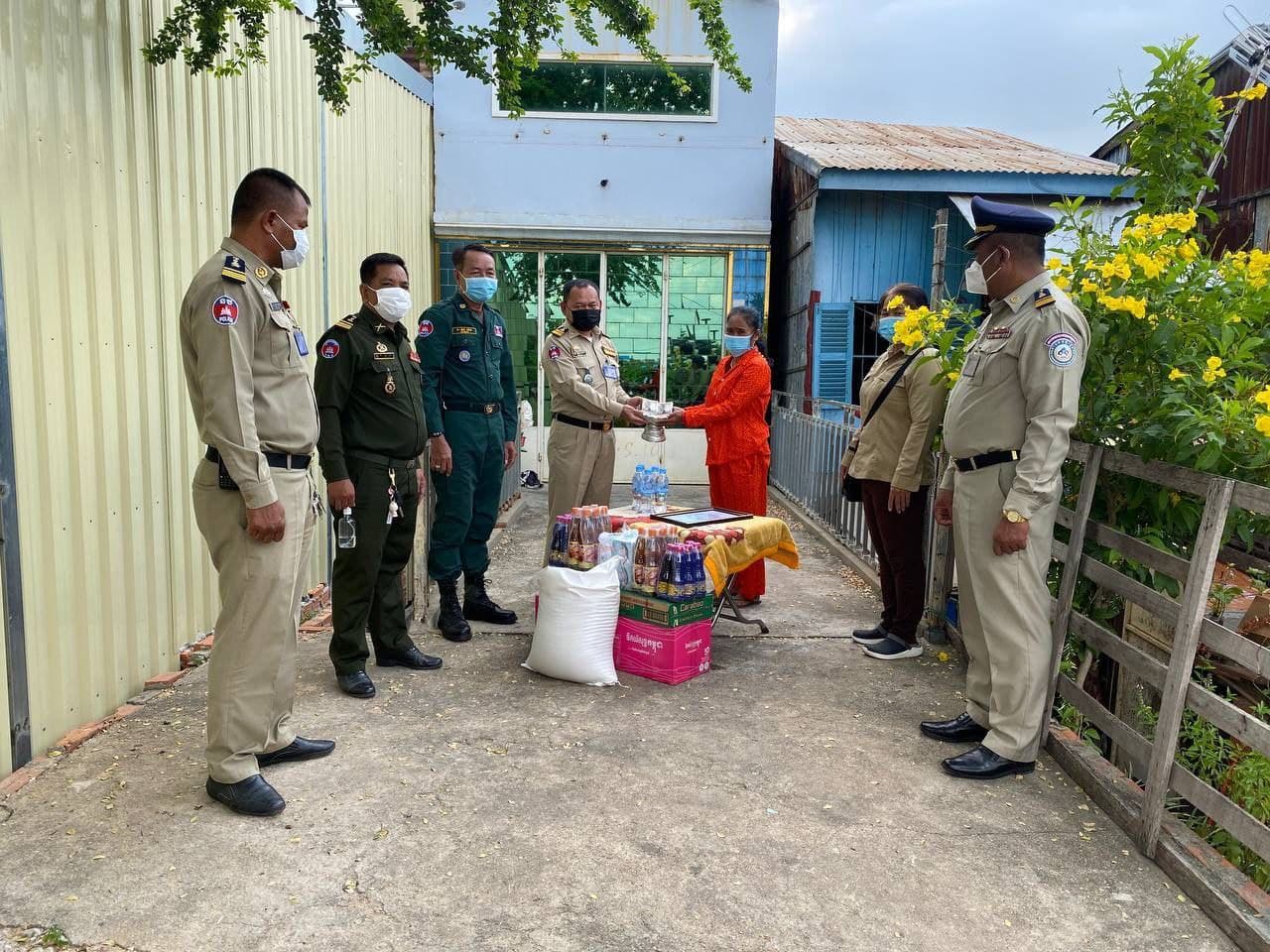 សមាគមអតីតយុទ្ធជនកម្ពុជាខណ្ឌឫស្សីកែវ ចុះសួរសុខទុក្ខ និងនាំយកថវិកា ជូនដល់ក្រុមគ្រួសារ អតីតយុទ្ធជន ២គ្រួសារ ក្នុងសង្កាត់ឫស្សីកែវ