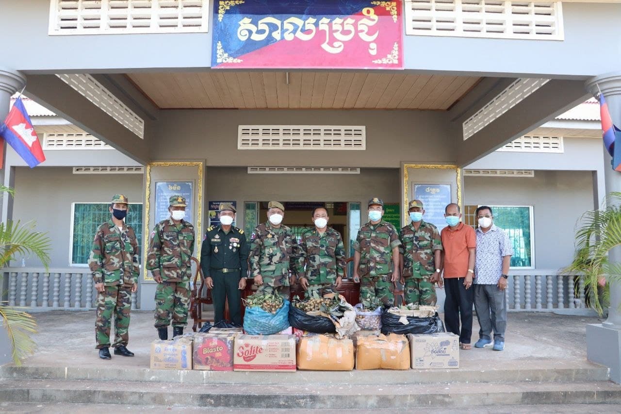 មេបញ្ជាការកងពលធំអន្តរាគមន៍លេខ៣ ប្រចាំទិសទី១ ប្រាសាទព្រះវិហារ ទទួលបានផ្លែមៀន ពីសម្តេចតេជោ និងសម្តេចកិត្តិព្រឹទ្ធបណ្ឌិត តាមរយៈនាយឧត្តមសេនីយ៍ កិត្តិបណ្ឌិត ហ៊ីង ប៊ុនហៀង សម្រាប់ផ្តល់ជូនកងទ័ព នៅតាមខ្សែបន្ទាត់ព្រំដែនកម្ពុជា-ថៃ និងឡាវ