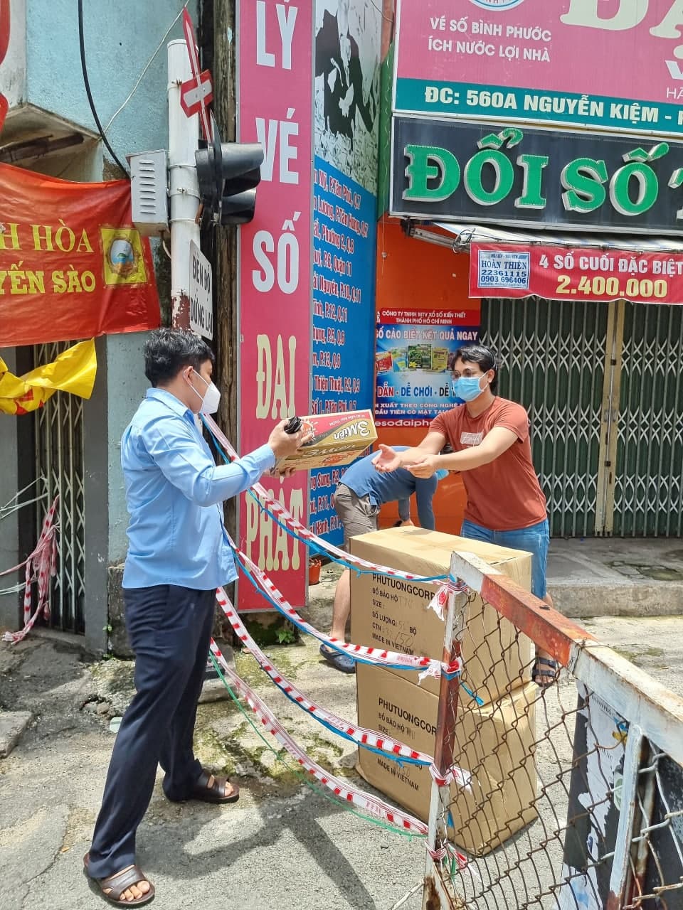 ស្ថានអគ្គកុងស៊ុលកម្ពុជាប្រចាំទីក្រុងហូជីមិញបានសហការជាមួយសប្បុរសជនមួយចំនួន រៀបចំជំនួយជាស្បៀងអាហារដើម្បីជួយដោះស្រាយទុកលំបាករបស់និស្សិតកម្ពុជា ដែលកំពុងសិក្សានៅទីក្រុងហូជីមិញ
