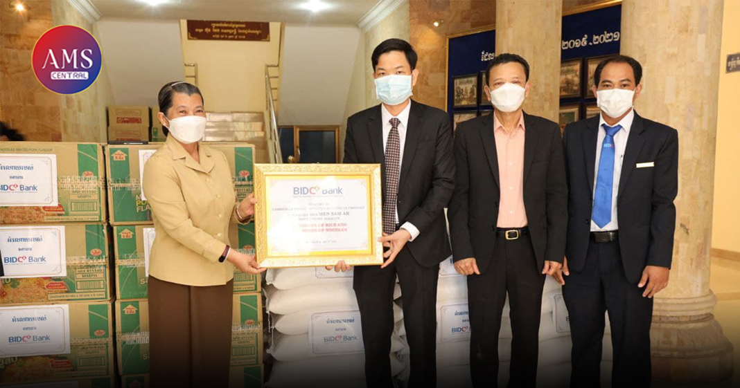 លោកជំទាវកិត្តិសង្គហបណ្ឌិត ម៉ែន សំអន ទទួលស្បៀងពីសប្បុរសជន សម្រាប់ទុកជួយដល់ពលករធ្វើចត្តាឡីស័ក នៅរាជធានីភ្នំពេញ និងខេត្តស្វាយរៀង