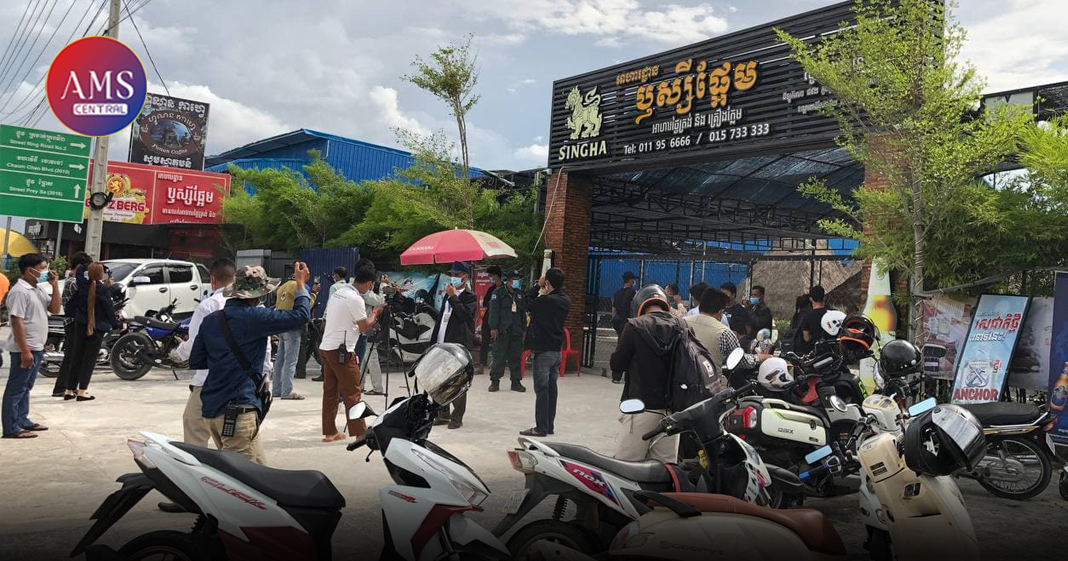 អាហារដ្ឋាន (ឬស្សីផ្អែម) បានល្មើសវិធានការរដ្ឋបាលរាជធានីភ្នំពញ ត្រូវអាជ្ញាធរខណ្ឌពោធិ៍សែនជ័យ ចុះបង្ក្រាបដោយឃាត់បុគ្គលិក និងភ្ញៀវចំនួន ១០១នាក់ យកធ្វើតេស្តរកជំងឺកូវីដ-១៩