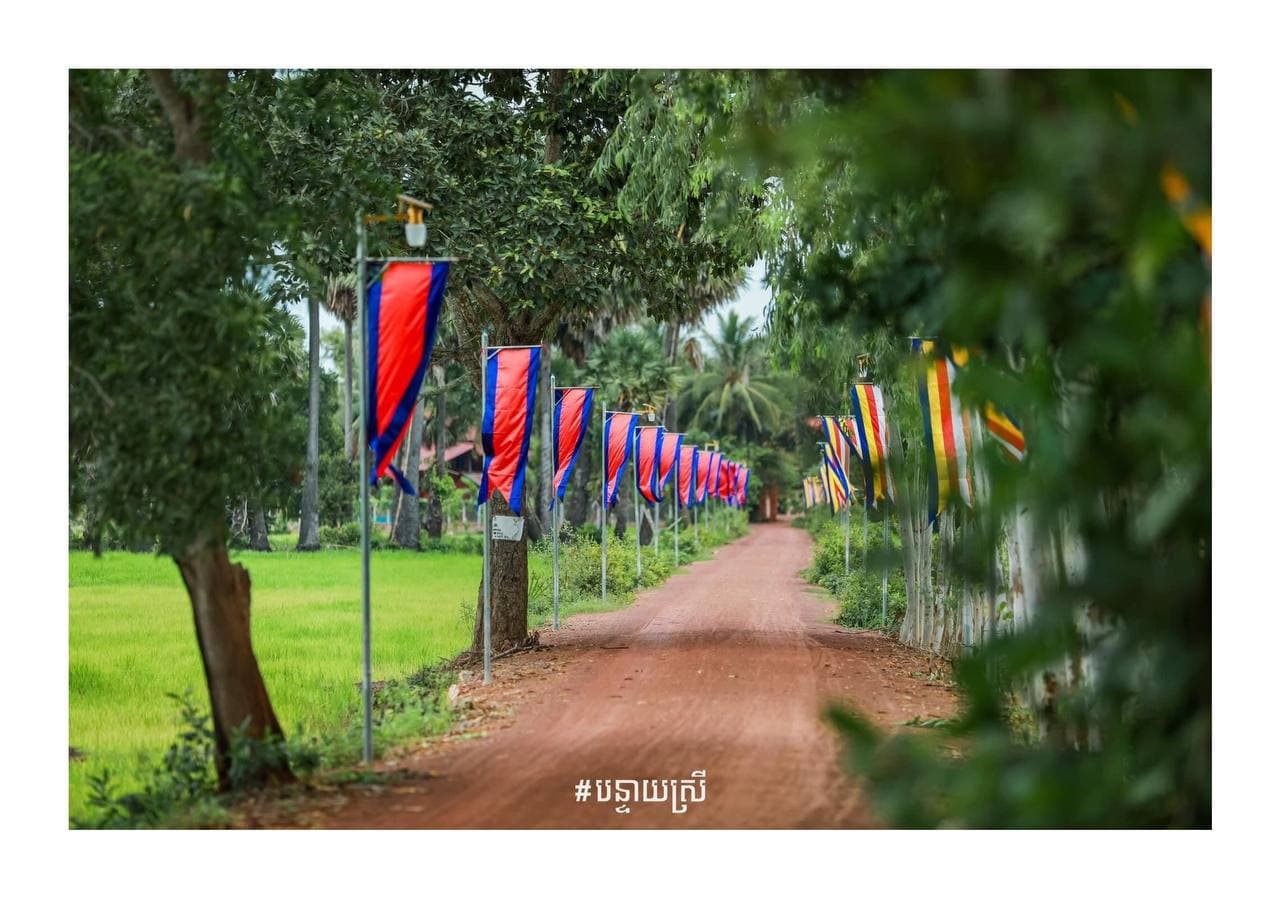 ផ្លូវចូលទៅកាន់វត្តជ័យគិរីមុនីរង្សីអរុណរះ ហៅវត្តរុន ក្នុងឃុំរុនតាឯក ស្រុកបន្ទាយស្រី នារដូវបុណ្យចូលព្រះវស្សា