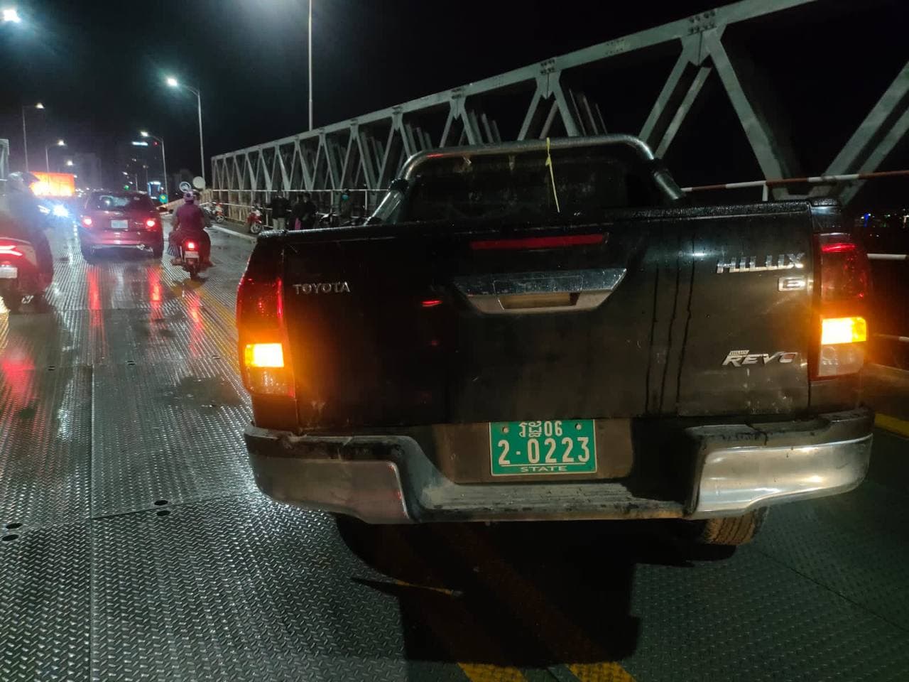 រថយន្តHILUX REVO  ពាក់ស្លាកលេខរដ្ឋ06 ពន្លះបង្កាន់ដៃស្ពានបាឡេរងការខូចខាតយ៉ាងដំណំ