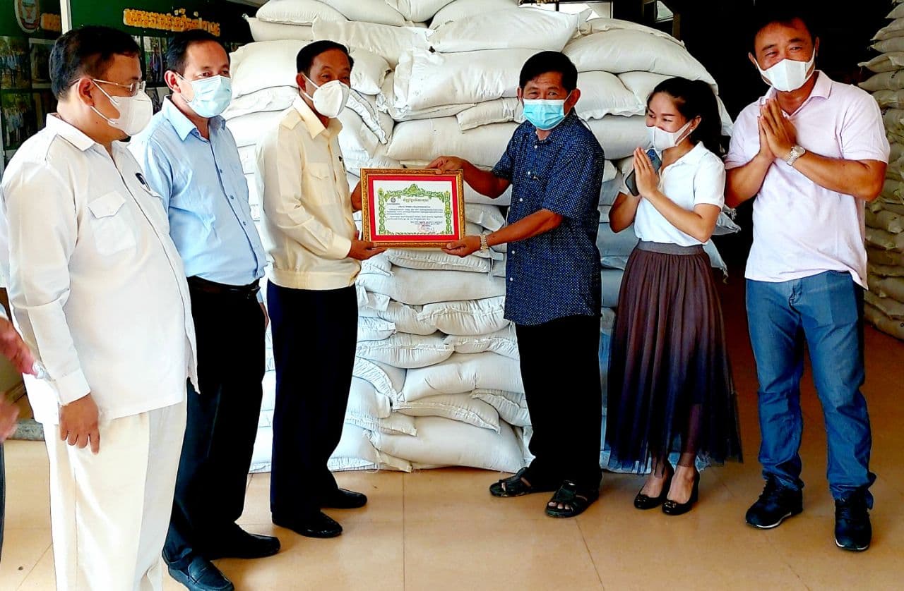 អភិបាលខេត្តបាត់ដំបង នាំយកអំណោយសម្តេចក្រឡាហោម ស ខេង និងលោកជំទាវ ចែកជូនគ្រួសារក្រីក្រចំនួន៥០គ្រួសារក្នុងសង្កាត់ចំការសំរោងក្រុងបាត់ដំបង ដែលកំពុងមានជីវភាពខ្វះខាតខ្លាំងដោយកូវីដ-19