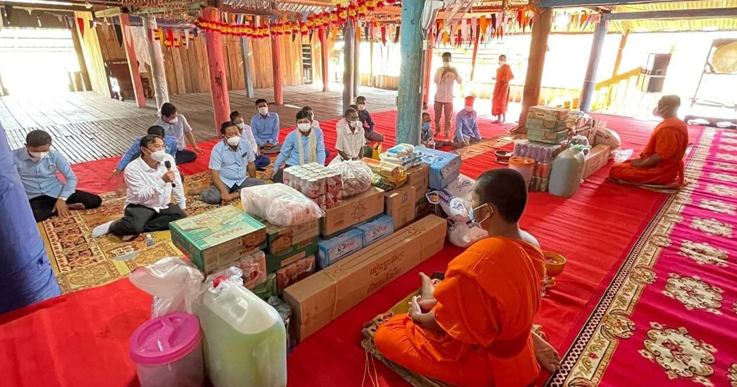 បច្ច័យ ទេយ្យទាន និងទៀនវព្រះវស្សា របស់ក្រុមការងារ រាជរដ្ឋាភិបាល និងអាជ្ញាធរខេត្តព្រះវិហារ ត្រូវបាននាំយកទៅវេរប្រគេនព្រះសង្ឃចំនួន ៩វត្ត