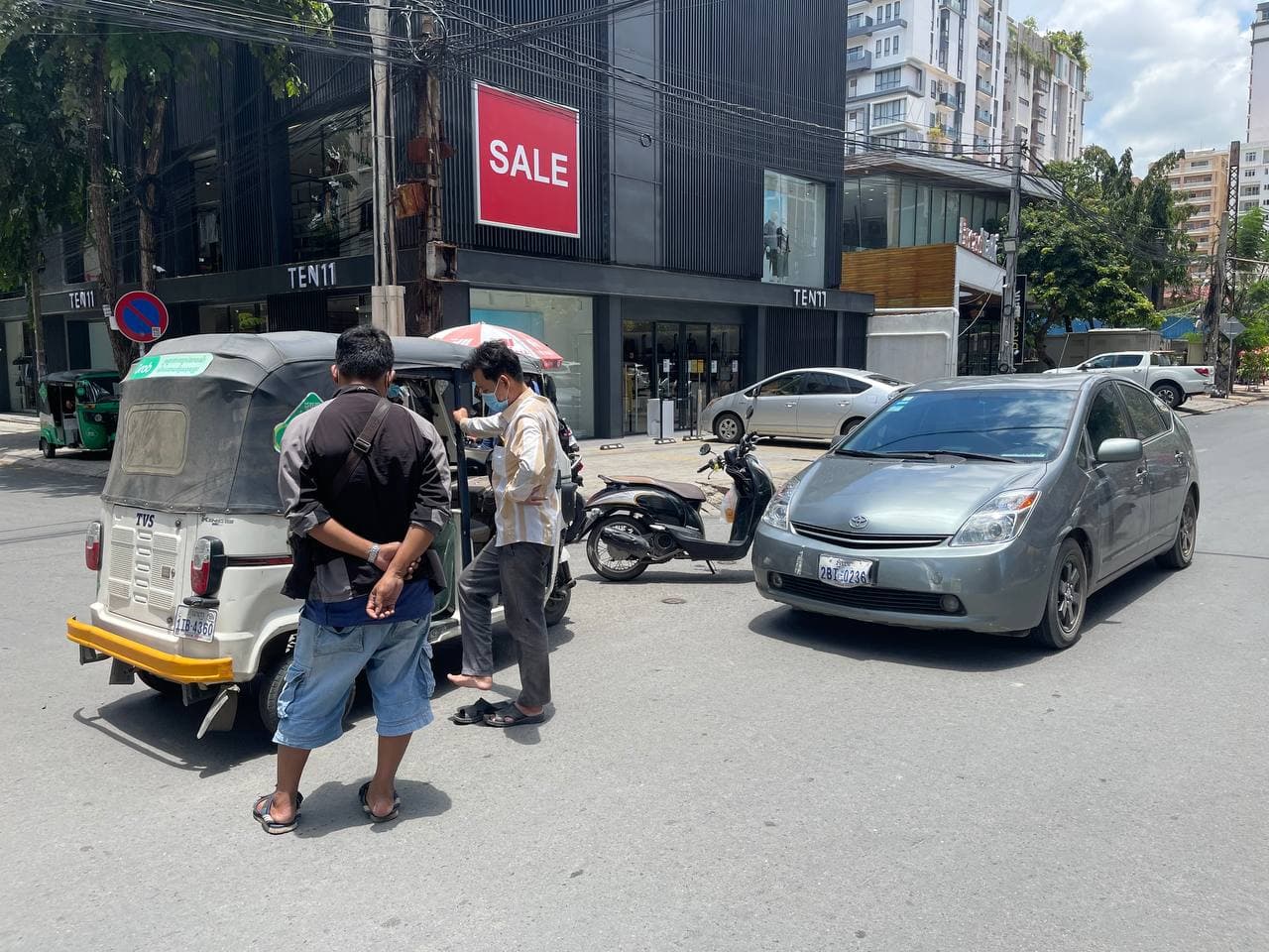 រថយន្ត Prius មួយគ្រឿង បុកម៉ូតូកង់បីឥណ្ឌាពេញទំហឹង នៅចំណុចផ្លូវបំបែកជាបួន បណ្តាលឱ្យរងការខូចខាត